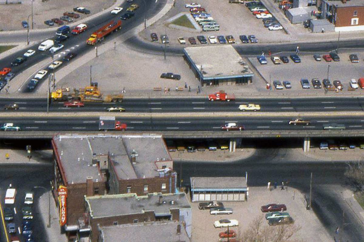 Vue aérienne des édicules d'origine de la station, de part et d'autre de l'autoroute Métropolitaine.