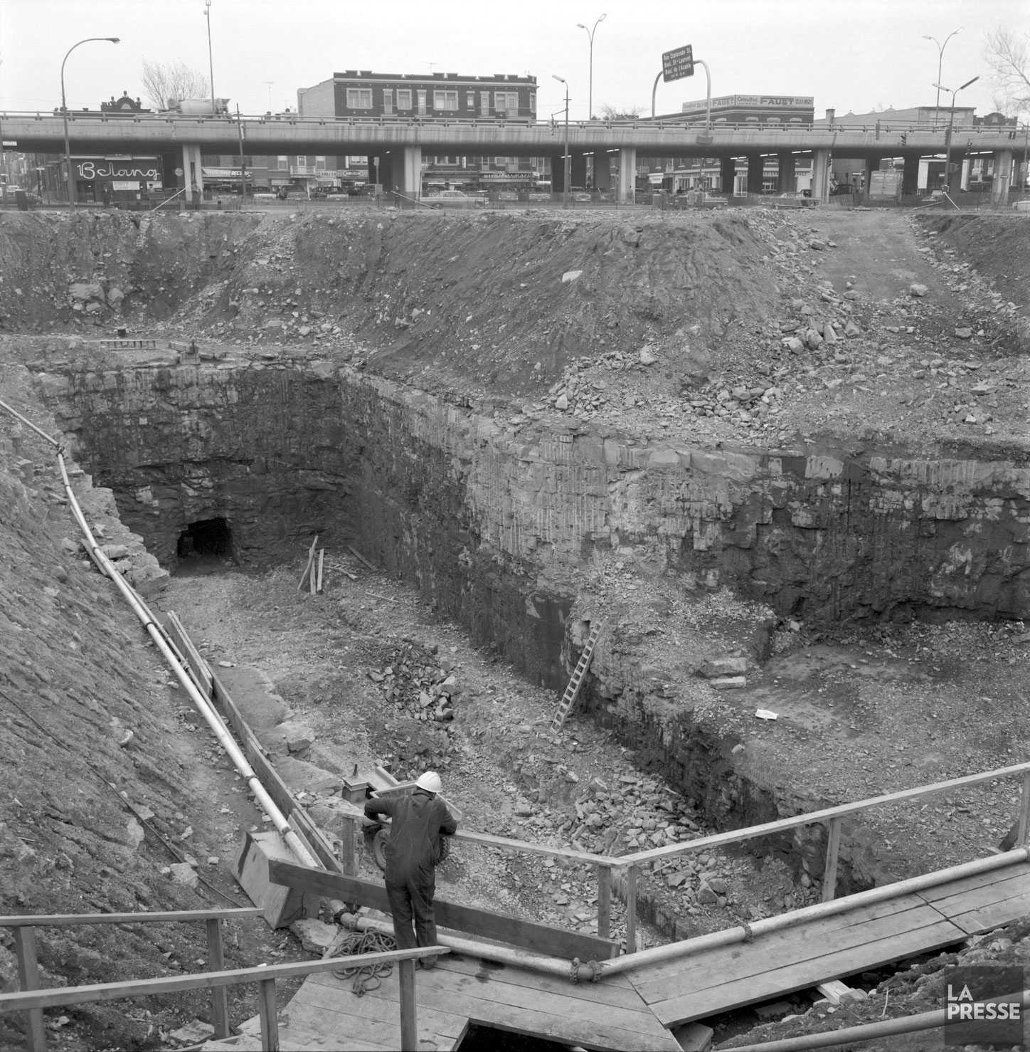 Excavation du volume de la station en 1963. L'autoroute Métropolitaine est visible en arrière-plan.
