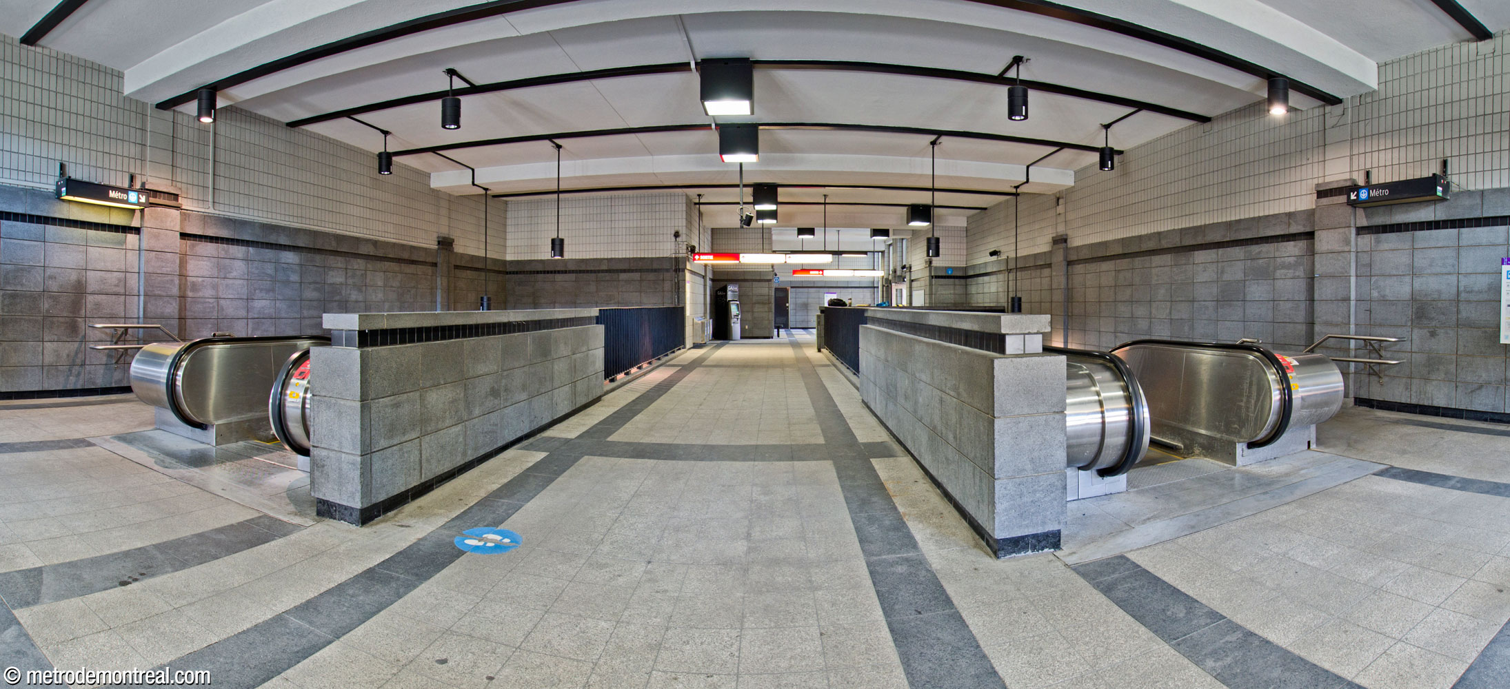 Panorama de l’intérieur de l’accès Crémazie Nord, vu depuis le devant. Les escaliers flanquent une passerelle qui mène vers la sortie arrière.