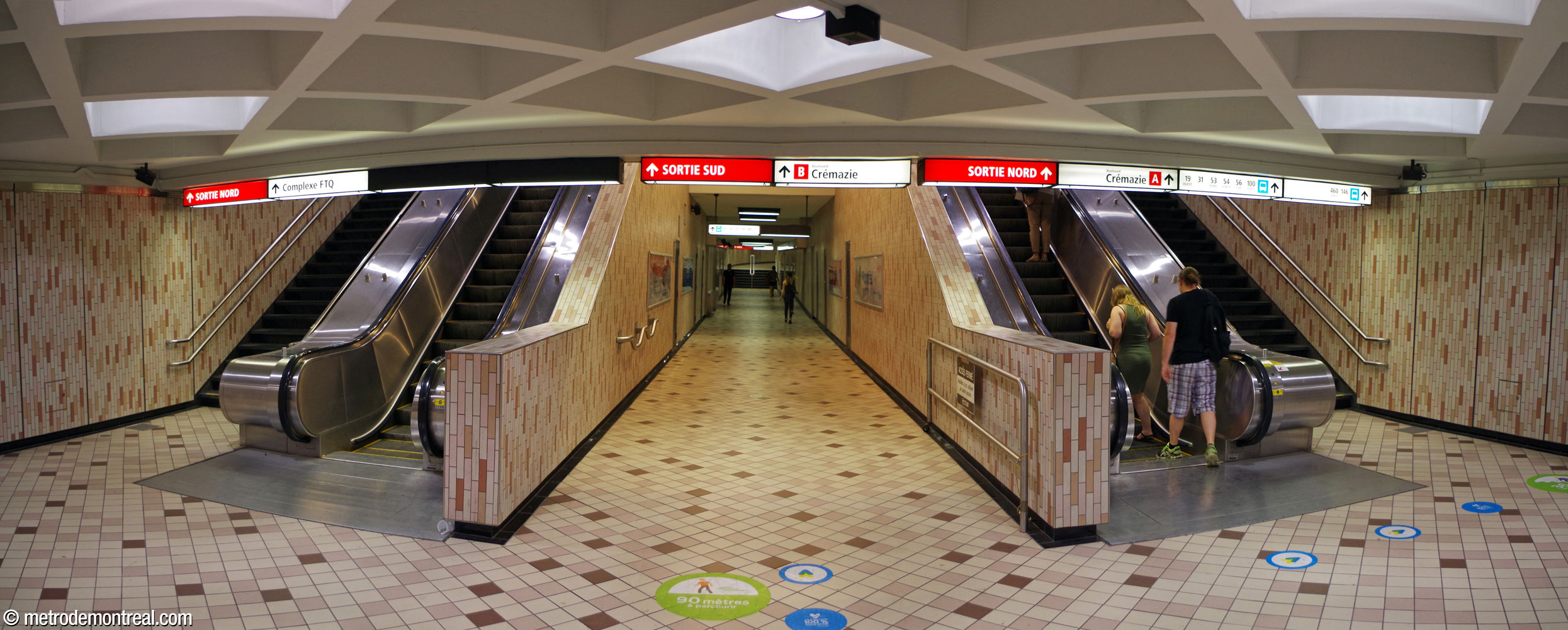 Les escaliers vers la sortie Crémazie Nord flanquent le tunnel vers l'accès Crémazie Sud.