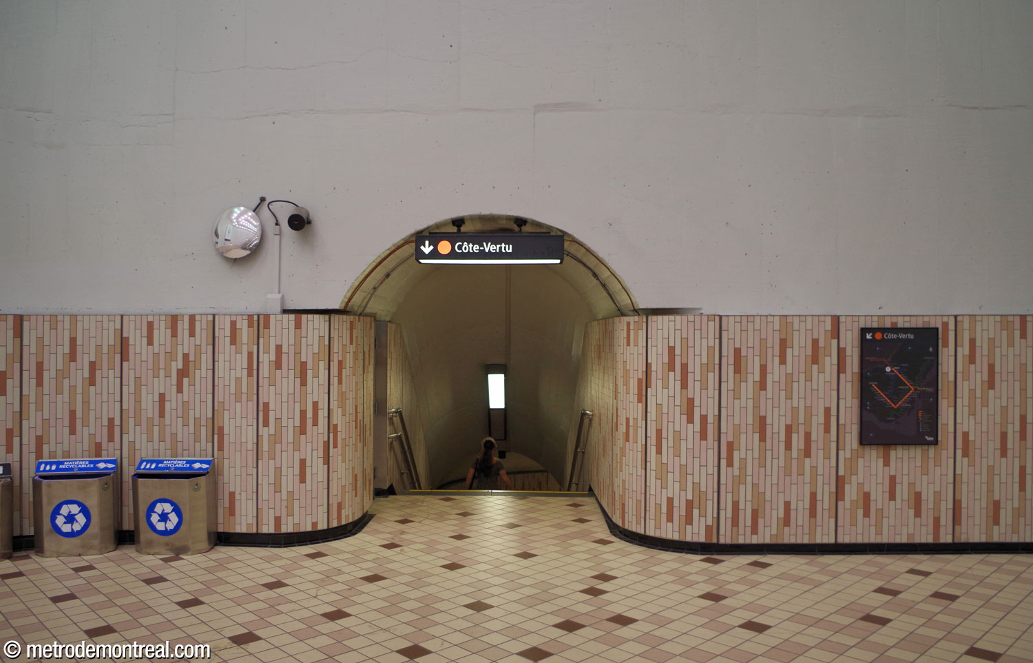 L'escalier nord vers le quai Côte-Vertu occupe un tunnel pratiqué dans le mur nord du grand volume.