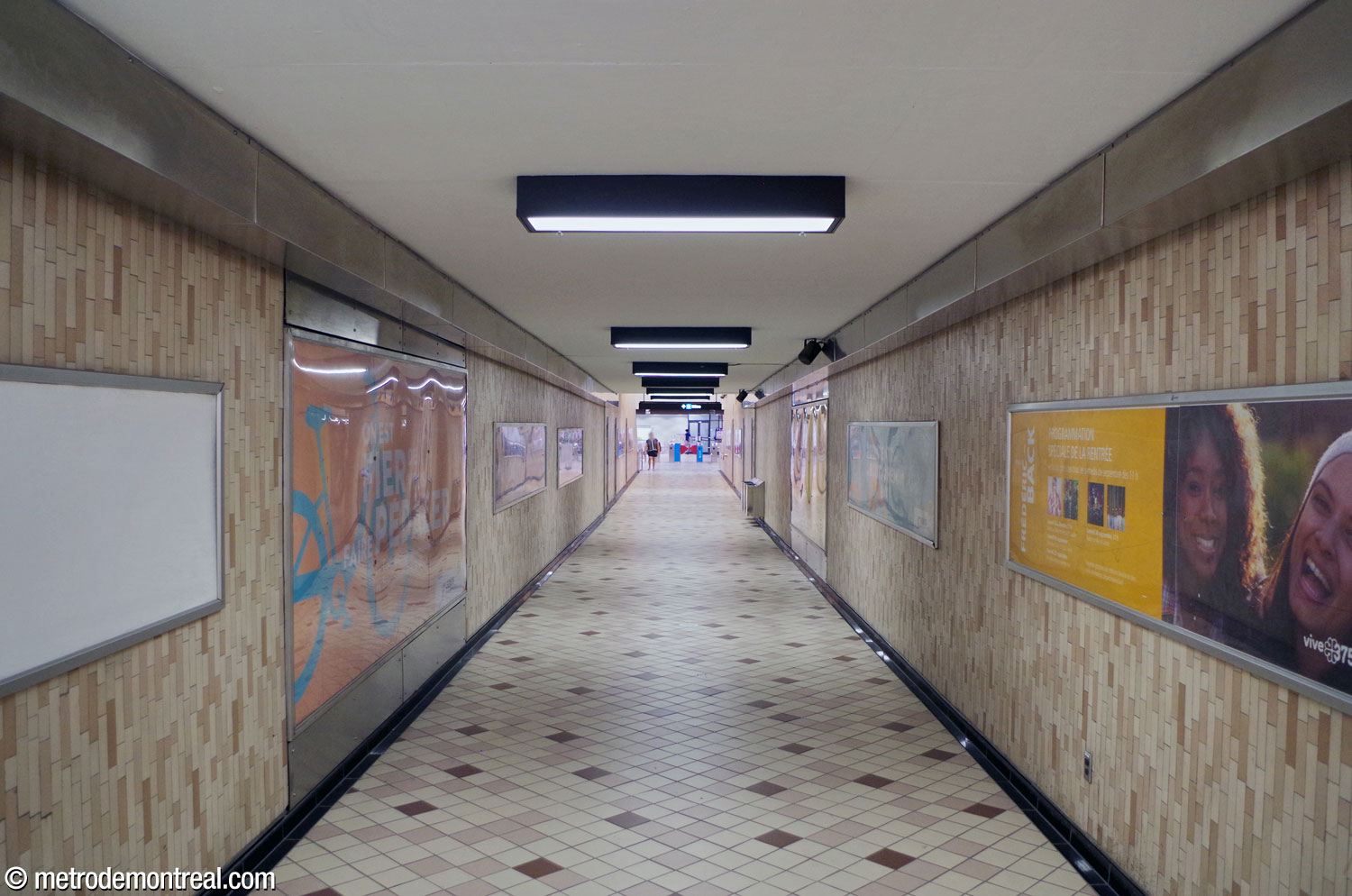 Le long tunnel reliant l'accès Crémazie Sud et la billetterie.