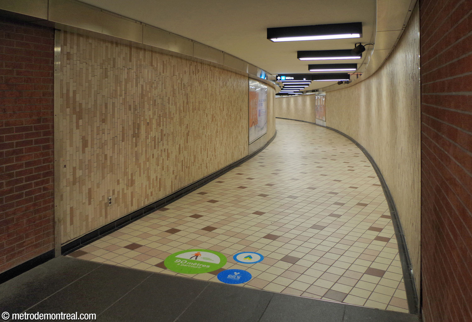 Une section courbe au début du tunnel menant de l'entrée Crémazie Sud jusqu'à la salle de contrôle.