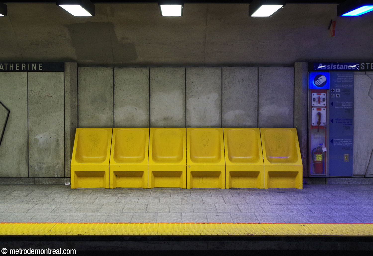 Un ensemble des sièges baquets jaunes sur un quai de la station.