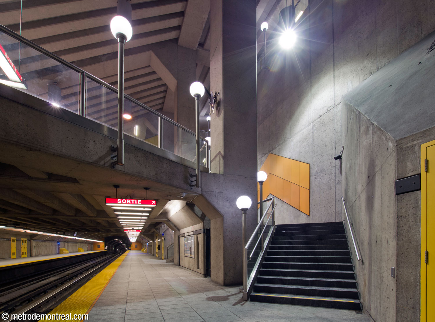 Le quai Côte-Vertu et les escaliers qui le raccordent à la mezzanine.