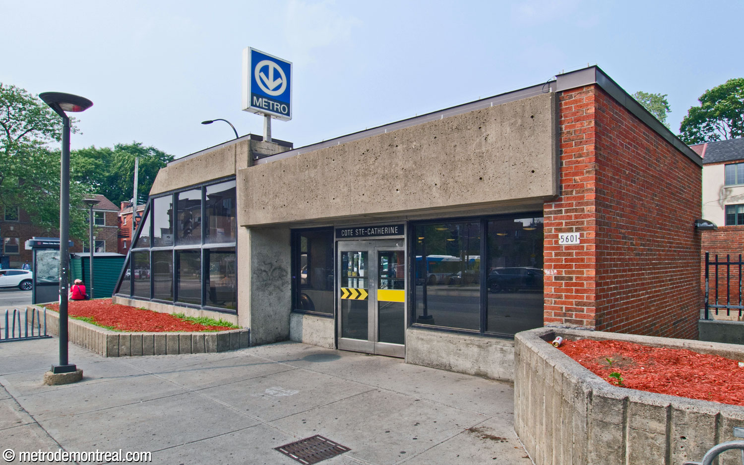 La façade ouest de l’édicule, avec la porte donnant sur l’avenue Victoria.