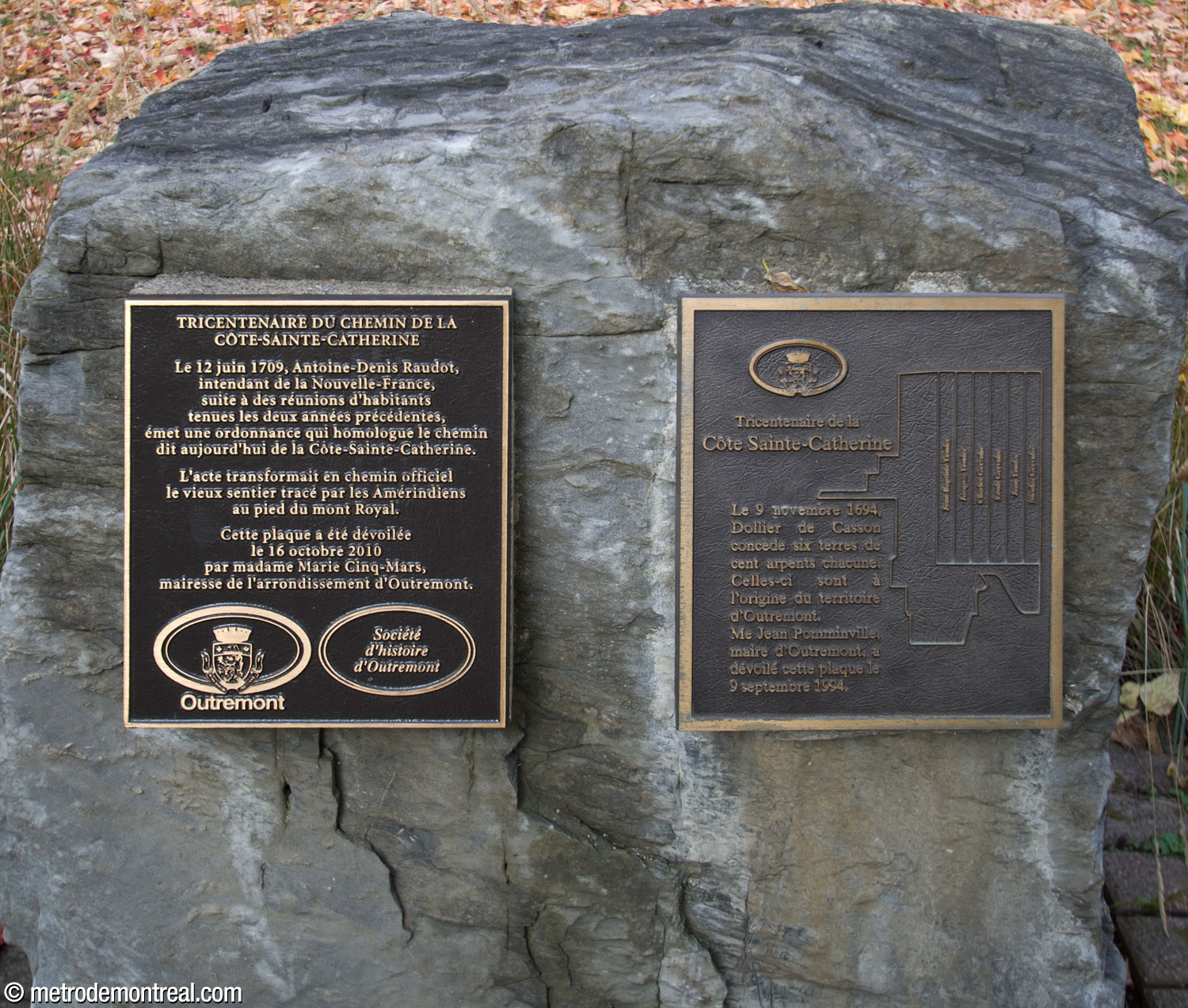 Des plaques commémorant la côte Sainte-Catherine et son chemin homonyme, au parc François-Xavier-Garneau à Outremont