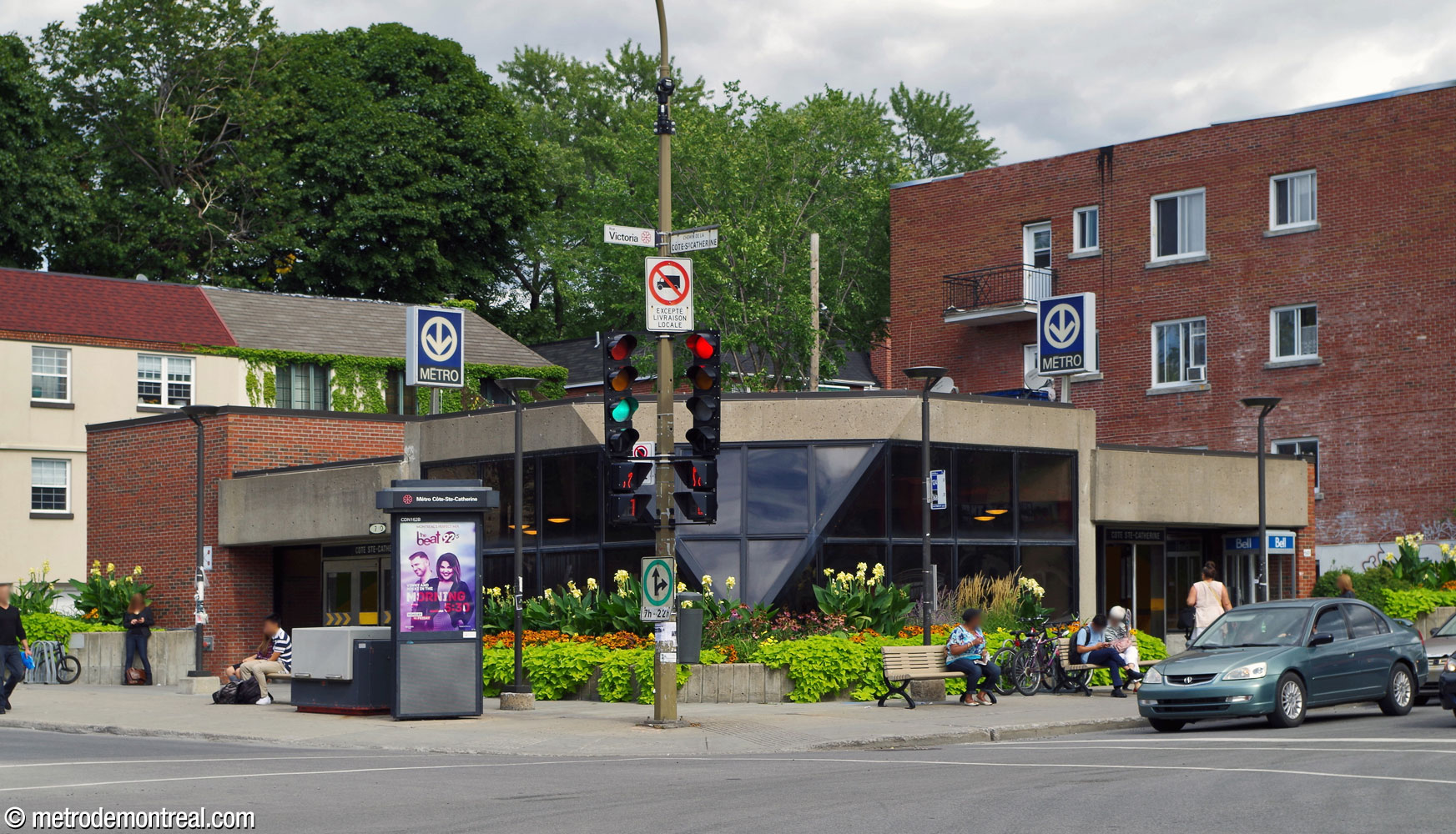 Vue extérieure de l'édicule. La baie vitrée chanfreinée fait face à l’intersection.
