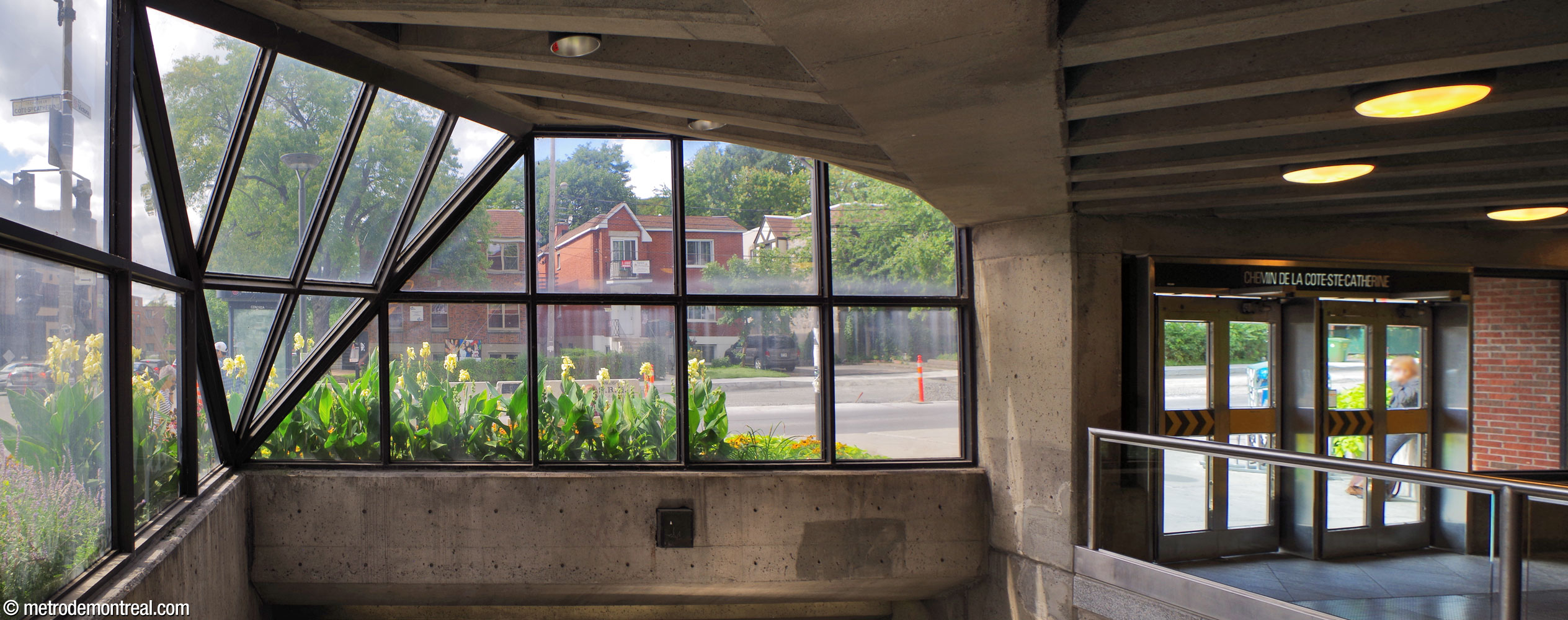 La baie vitrée au-dessus des escaliers dans l’édicule. Le coin du bâtiment présente un frappant chanfrein triangulaire.