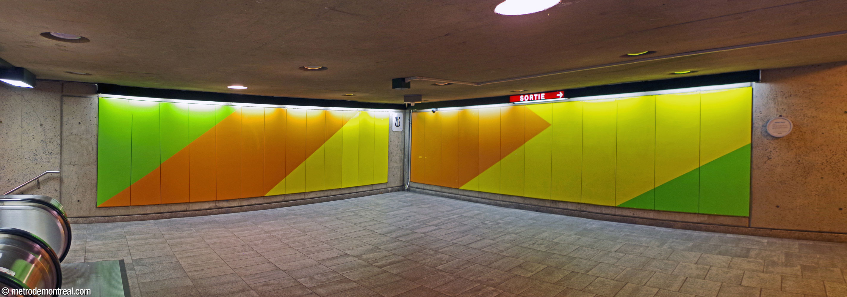 Des murales vert, orange et jaune de Gilbert Sauvé, situées à la tête des escaliers mécaniques au niveau du passage, pointent vers la sortie.