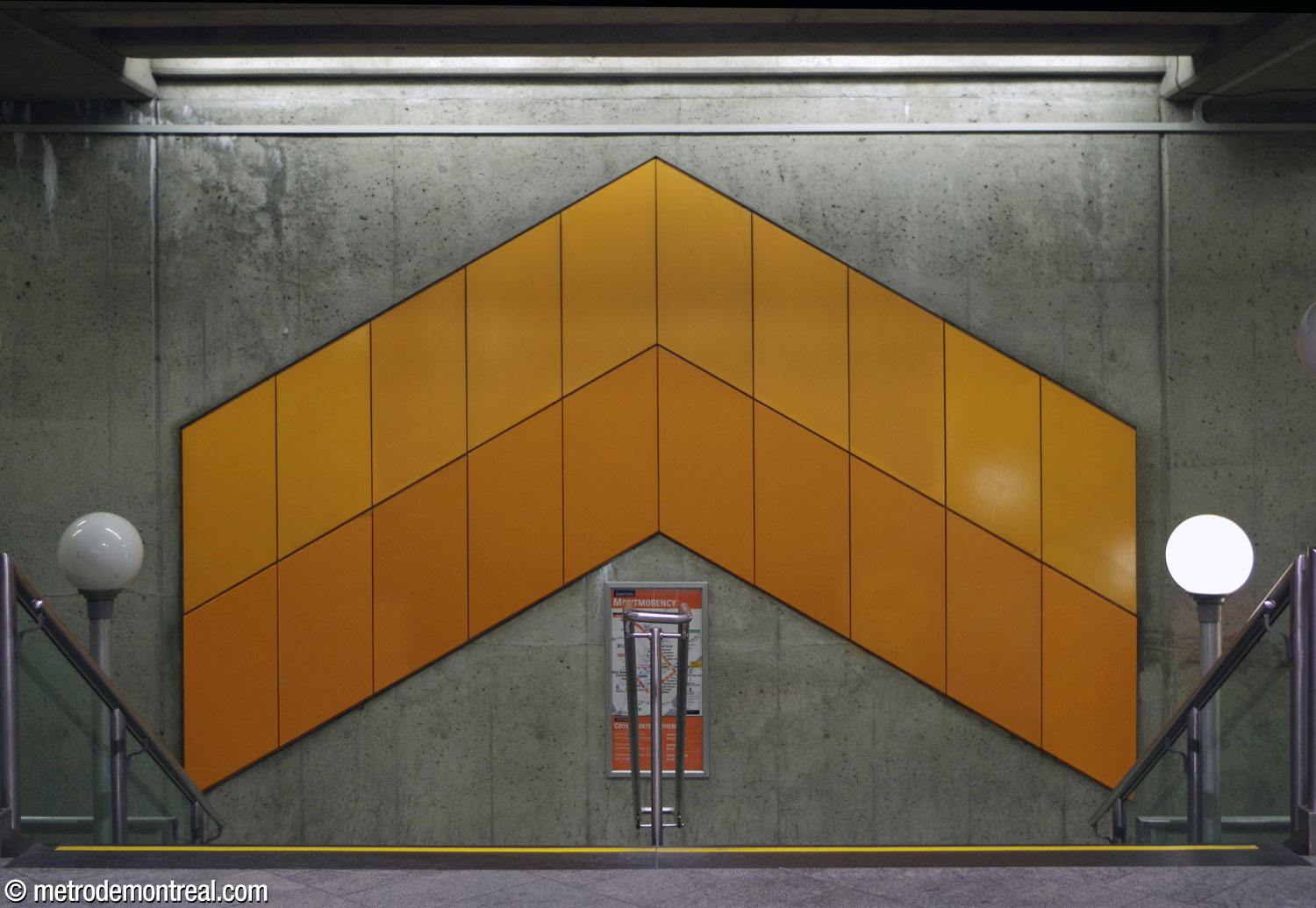 L'une des murales en forme de chevron au-dessus des escaliers vers les quais, en l'occurrence le quai Montmorency. La forme dirige vers la mezzanine et la sortie.