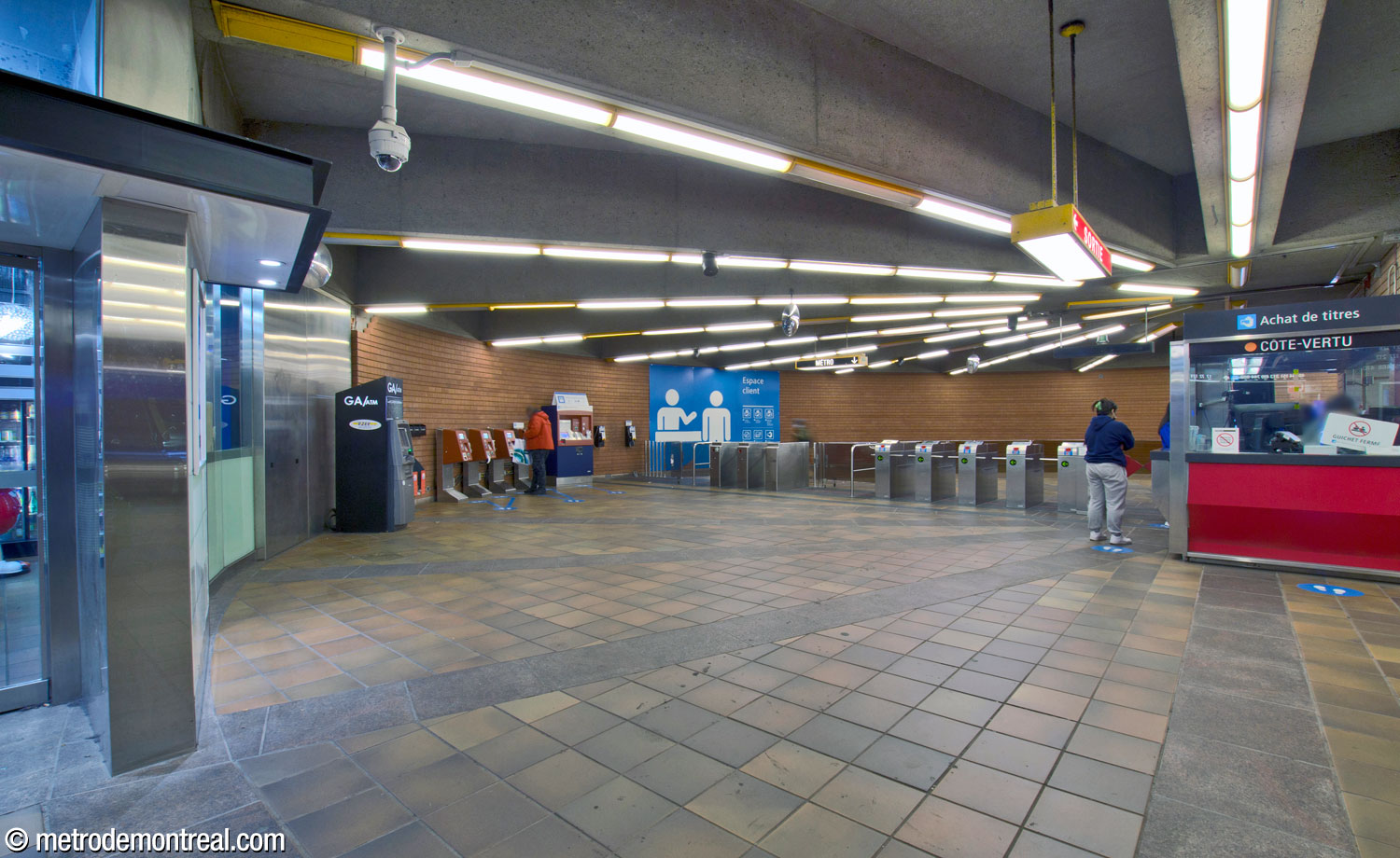 Le plan semi-circulaire de la salle de contrôle est mis en valeur par la disposition radiale des poutres du plafond, des luminaires et du carrelage au sol.