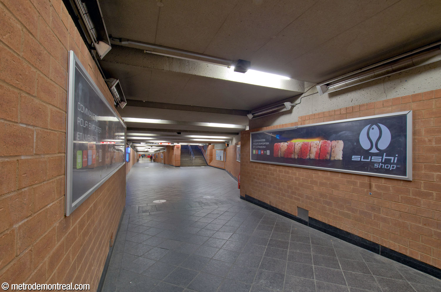 Un tunnel d'environ 90 mètres sous le boulevard de la Côte-Vertu relie la billetterie (au fond) aux édicules Côte-Vertu Sud (centre) et Édouard-Laurin (derrière le photographe).