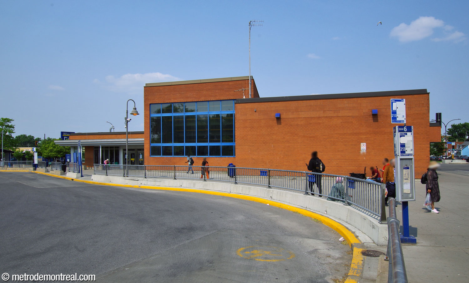 La façade arrière (ouest) de l’édicule Côte-Vertu Nord, face au terminus de l’autobus. La grande fenêtre au centre du bâtiment illumine la cage d’escalier principale et le grand volume. La nouvelle aile qui s’ouvre sur le terminus d’autobus se trouve sur le côté gauche de l’édicule.