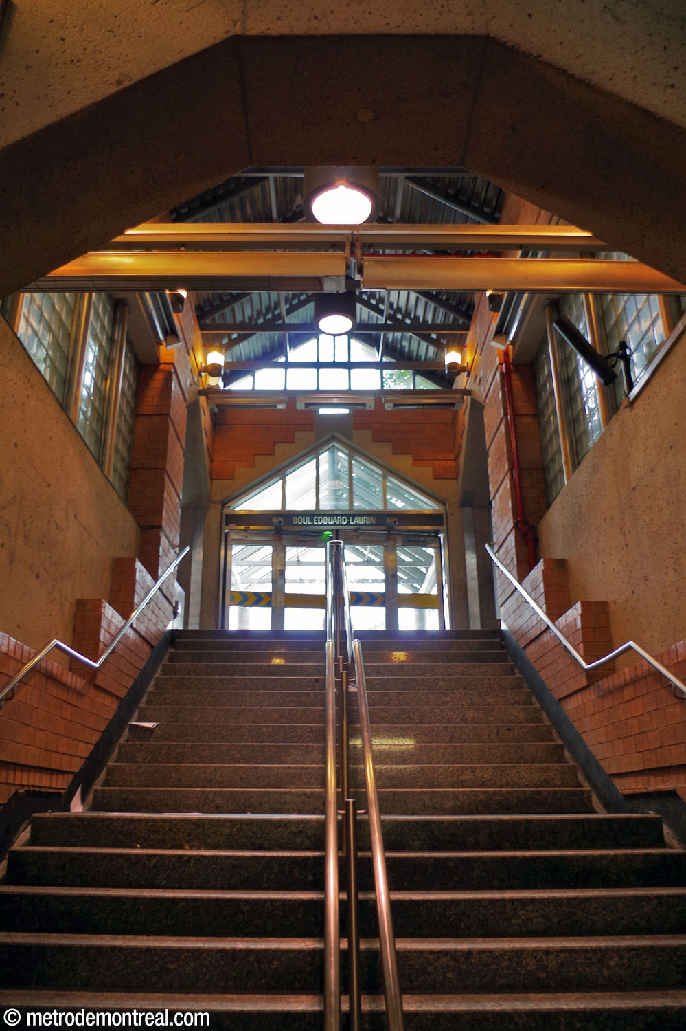 L'escalier vers l'édicule Édouard-Laurin.