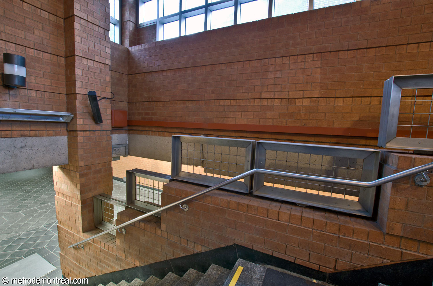 Des grillages décoratifs longent l'escalier vers l'édicule Côte-Vertu Sud.