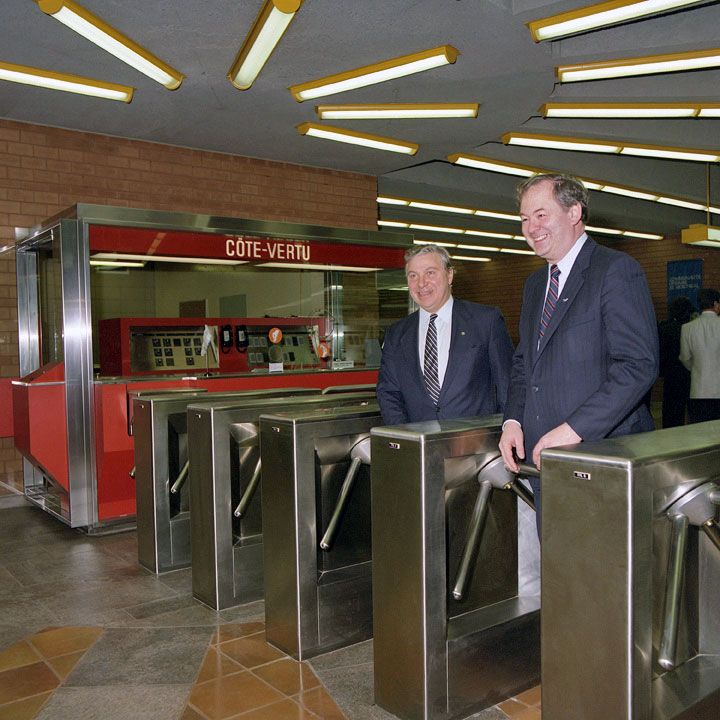 Le président du comité exécutif de la Ville de Montréal Yvon Lamarre et le président de la CUM Michel Hamelin assistent à la cérémonie d’inauguration de la station le 24 octobre 1986.