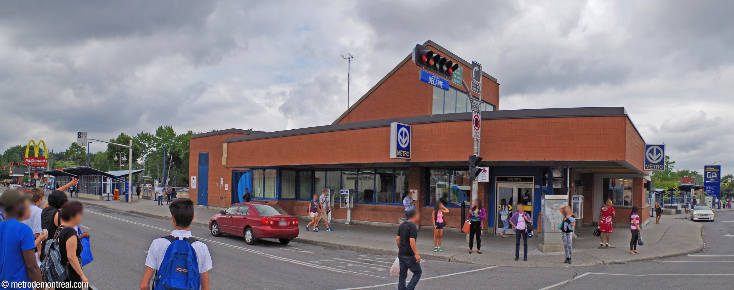 La façade sud de l'édicule Côte-Vertu Nord, face au boulevard de la Côte-Vertu. Le terminus d'autobus se trouve à l’arrière (gauche). La claire-voie sur le toit éclaire les escaliers qui descendent vers la billetterie.