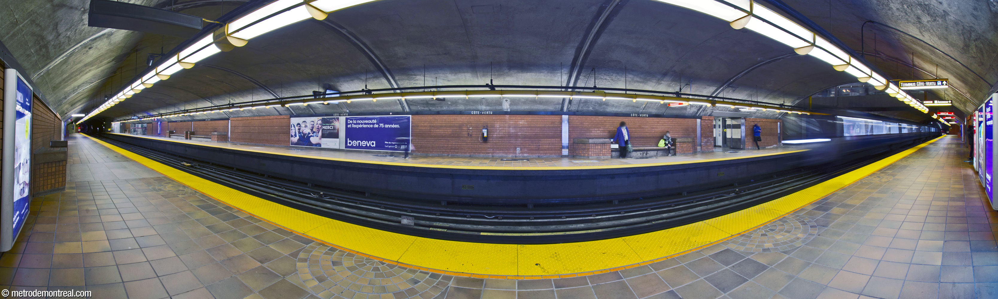 Panorama des quais construits en tunnel. Le transept est à droite.