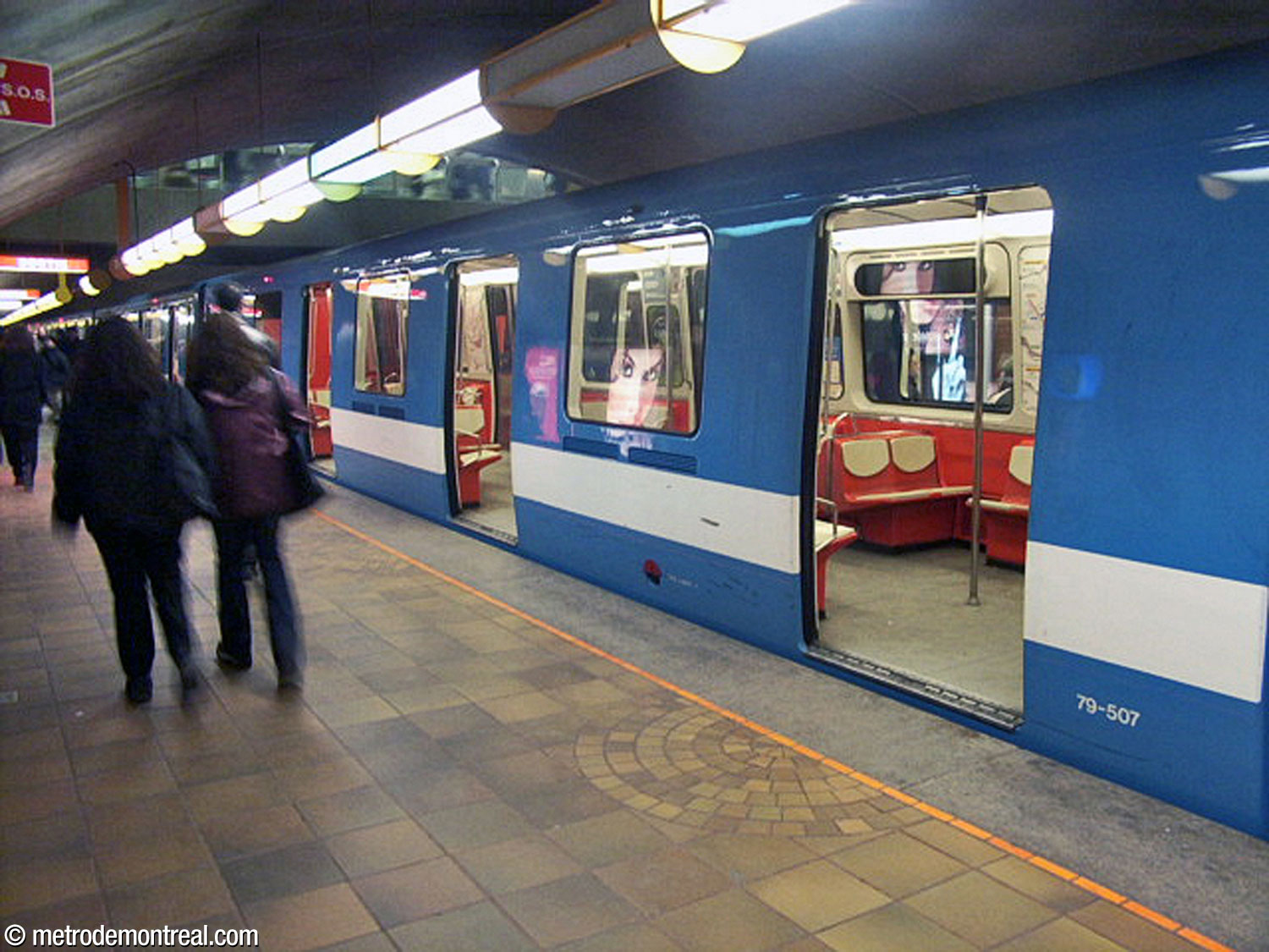 L'une des demi-lunes carrelées au sol des quais, alignées avec la position des portes des trains MR-73 (comme celui qu’on voit ici) qui desservaient anciennement la ligne orange. Ces demi-lunes et d’autres motifs semi-circulaires dans le carrelage au sol reprennent les formes semi-circulaires des espaces de circulation.