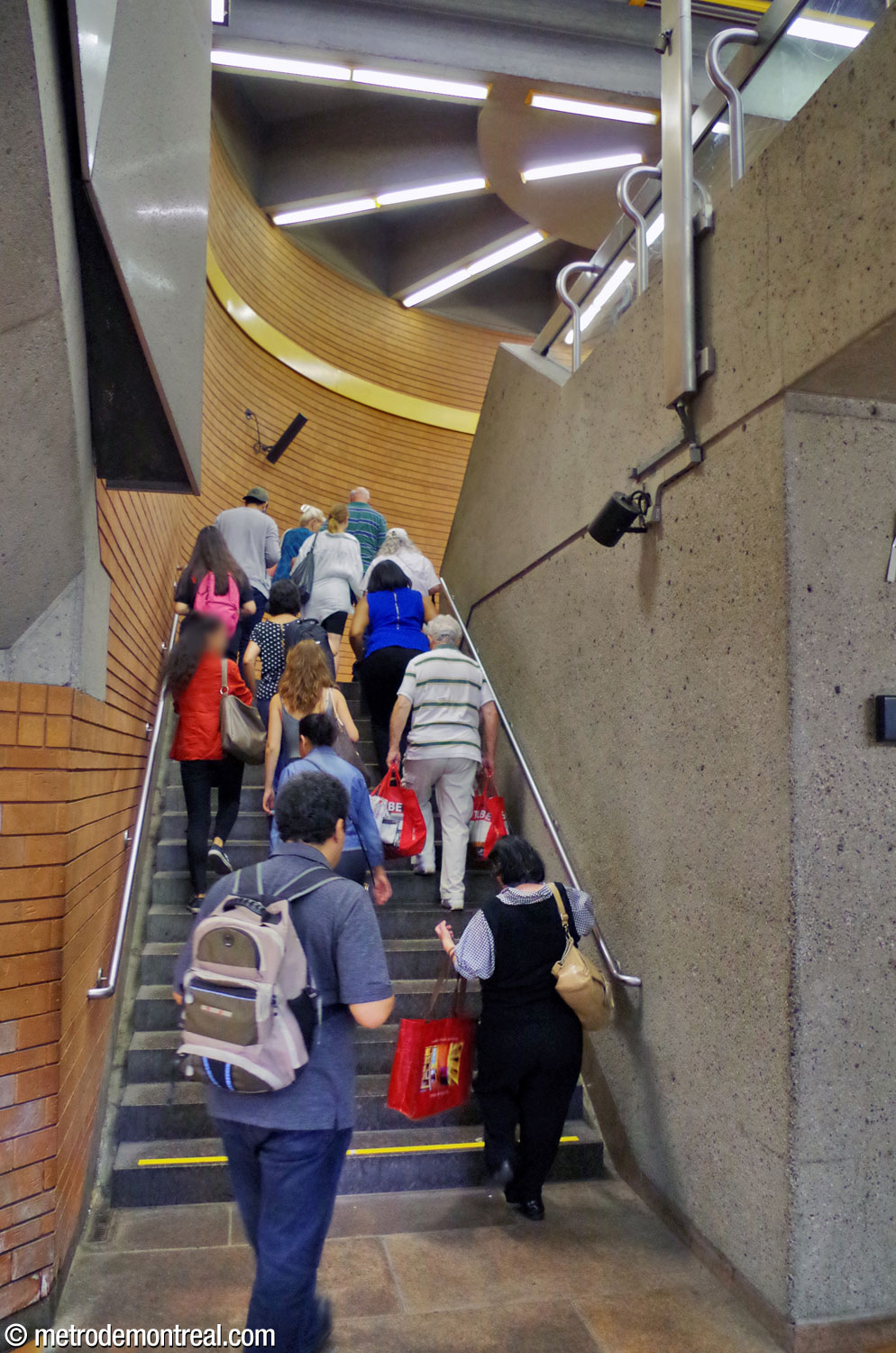 Les escaliers reliant les quais et le transept sont plutôt étroits et insuffisants à l'achalandage, surtout les afflux ponctuels lors de l'arrivée des trains au quai de débarquement.