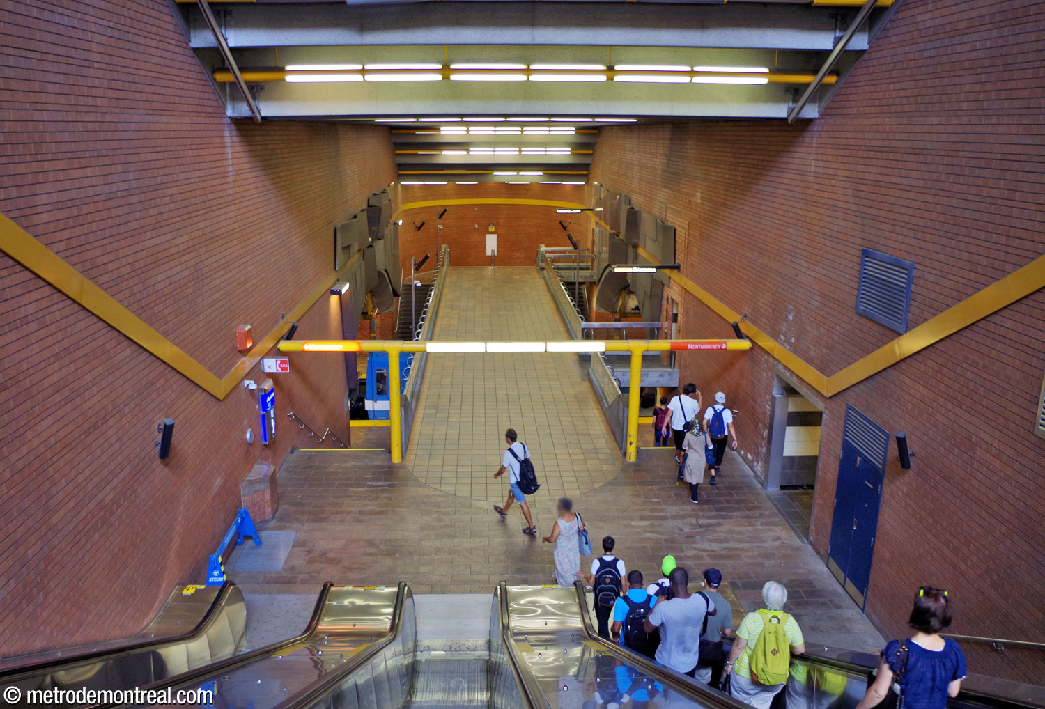 La vue du transept à partir des escaliers permet aux passagers d'apercevoir leur parcours entier vers les trains.