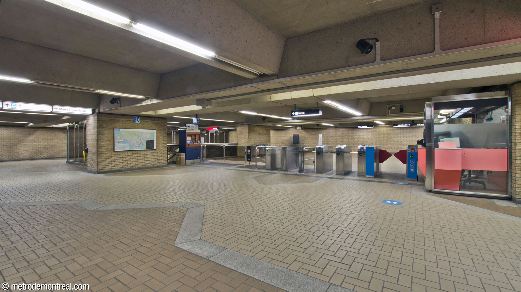 The gateline of the ticket hall, seen from outside. The corridor to the Saint-Laurent Est exit is at left.
