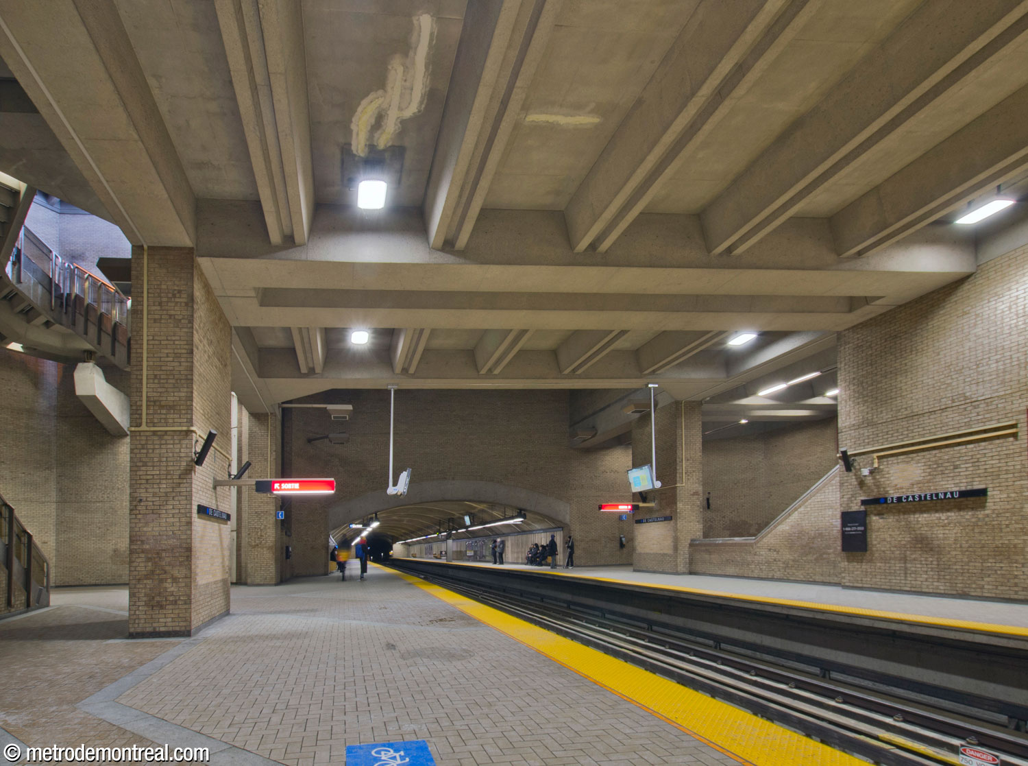 The main volume looking west from the Saint-Michel platform. The vault of the mined trainroom section pierces the high, flat spandrel wall on the west side of the volume.