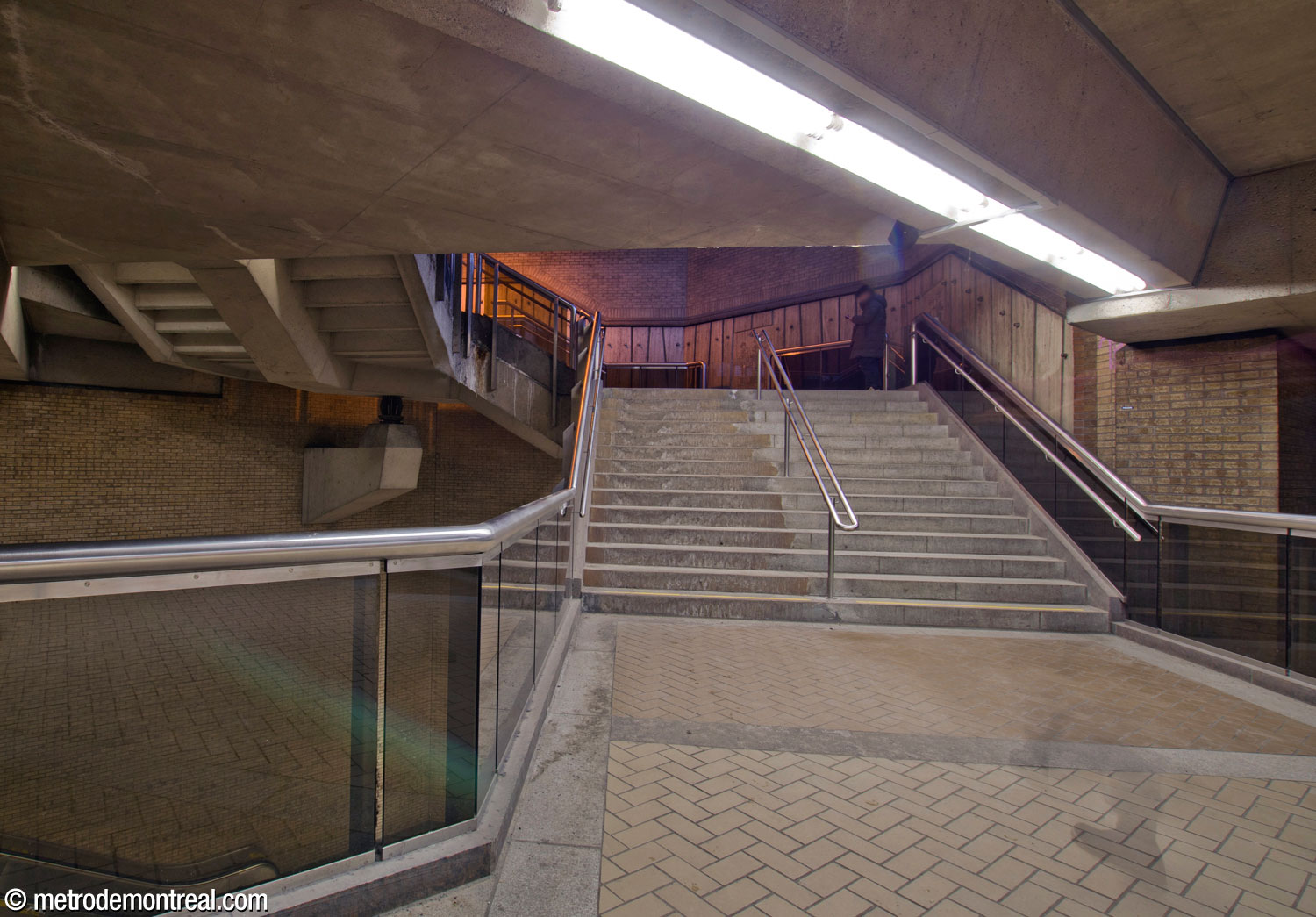 View from the ticket hall mezzanine toward the staircase to the Saint-Laurent Ouest headhouse.
