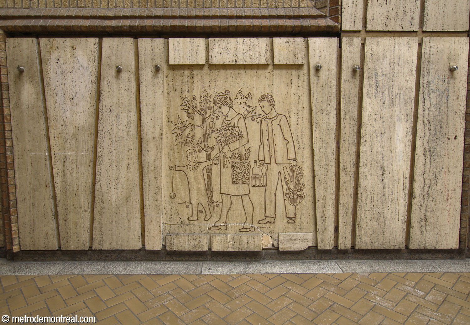 A bas-relief by Jean-Charles Charuest located at the foot of the stairs to the Saint-Michel platform, depicting a family shopping.