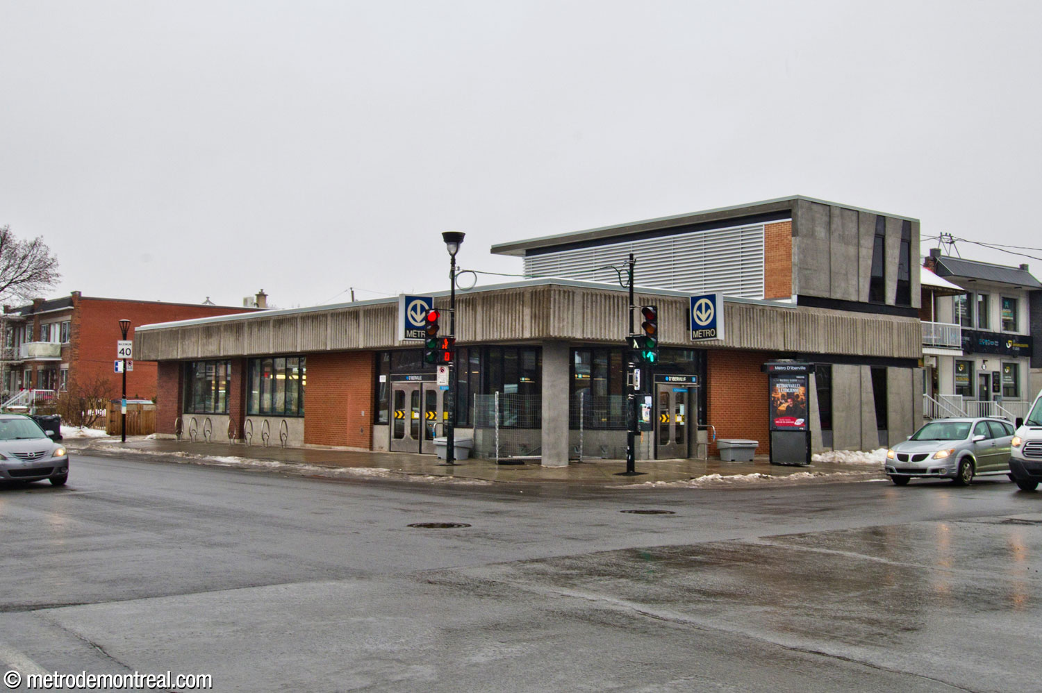 The eastern (D'Iberville) headhouse, also in brick with a projecting concrete roof. The installation of elevators in 2020-24 led to the addition of a technical facility (right), with a facing of concrete panels with obliquely angled windows.