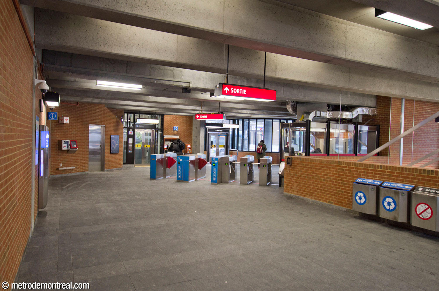 The ticket hall housed in the eastern headhouse.
