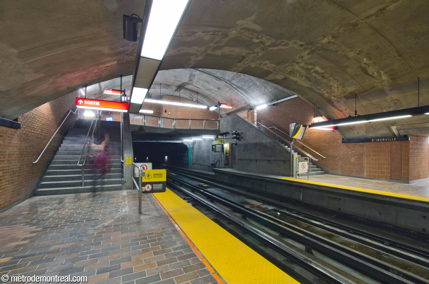 The balcony-style crossover leading to the eastern (D'Iberville) access is reached by staircases at the end of the platforms.