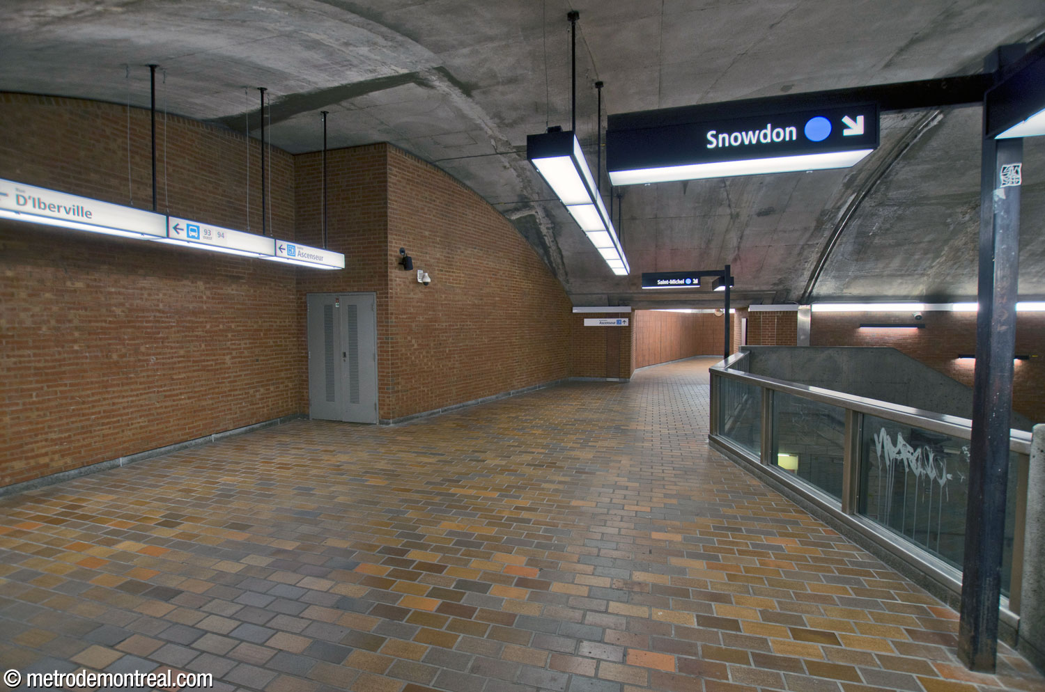 The balcony-style crossover in the eastern access. The rear wall, housing a technical facility, is at an oblique angle similar to that of the parapet and the other oblique angles in the station.