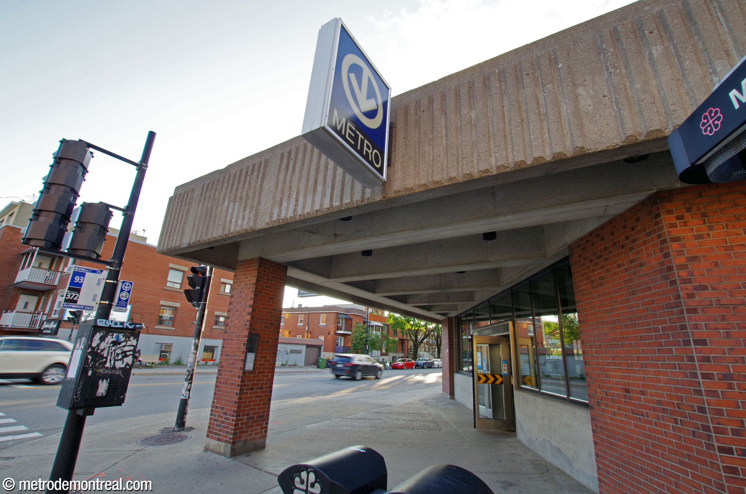The covered triangular waiting area at the southwest corner of the D'Iberville headhouse prior to the installation of elevators in 2020-24.
