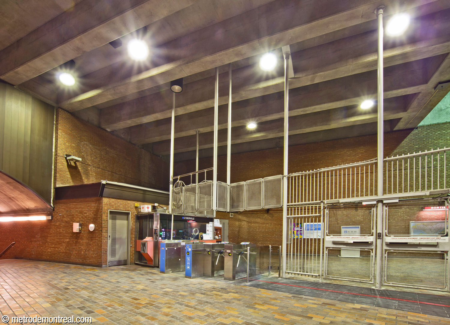 The gateline of the Louis-Hébert access seen from the fare-paid zone.