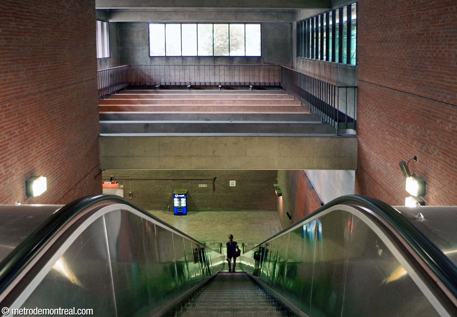 The stairwell between the Louis-Hébert headhouse and the ticket hall, illuminated by the surrounding windows through a screen of concrete beams.