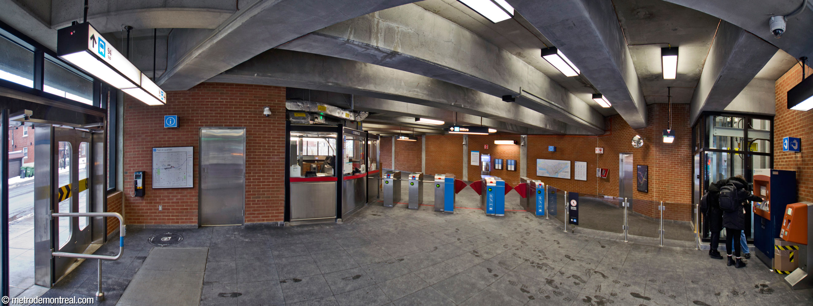 Panorama of the interior of the eastern headhouse, which houses this access's ticket hall. The gateline (centre) leads to the escalators to the platforms and to the elevator (right).