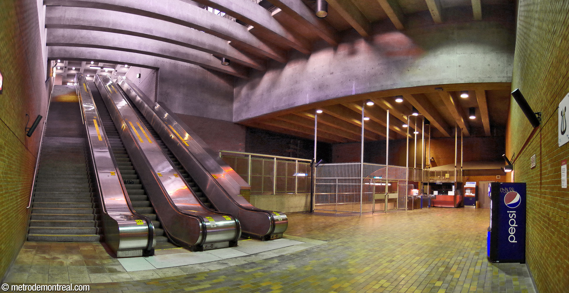 The large, deep volume of the Louis-Hébert access. At left are the escalators to the headhouse; at centre and right, the fences surrounding the unstaffed gateline.