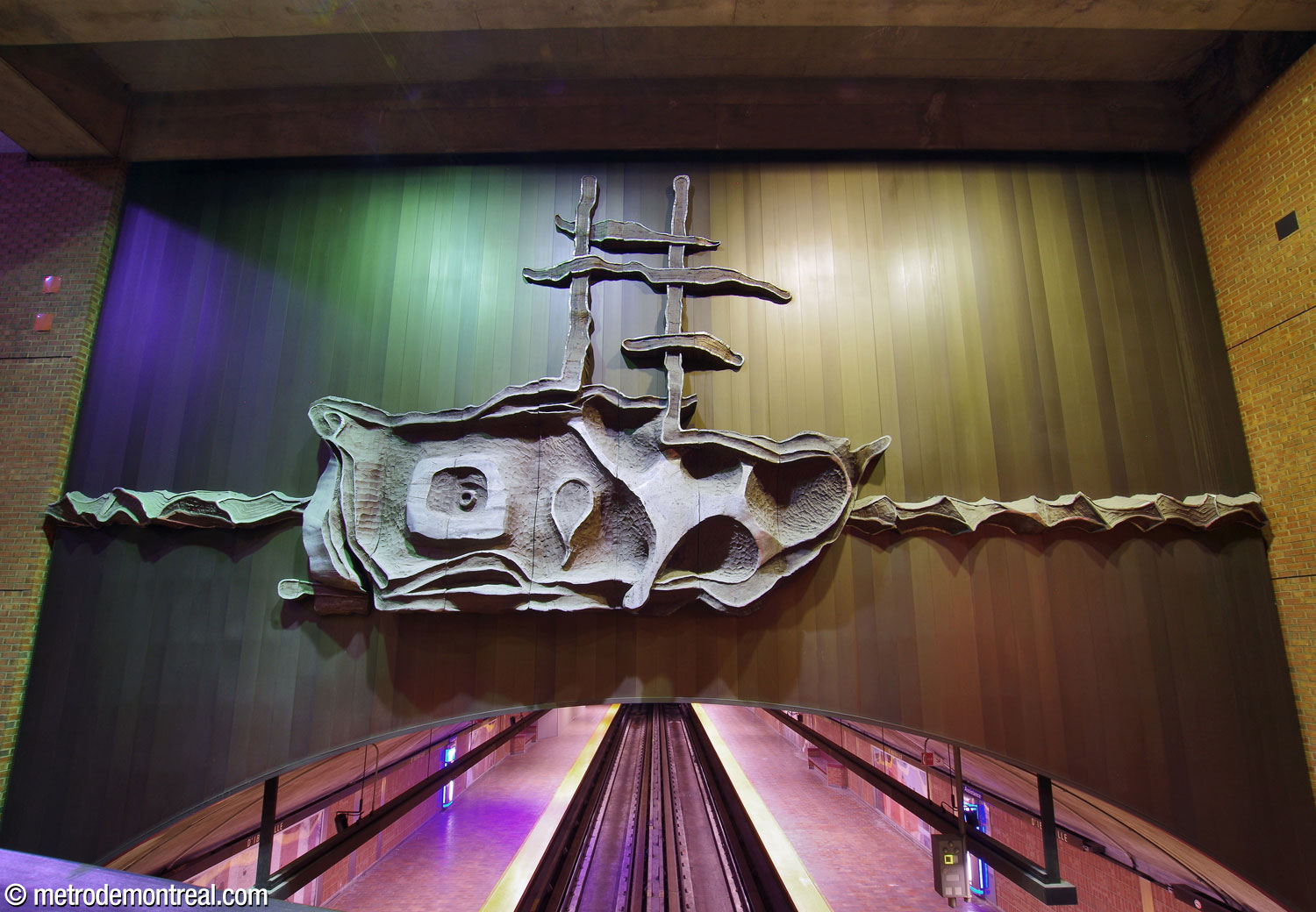 Eddy Tardif's sculpture Le Pélican, on the western wall of the volume of the Louis-Hébert access. The cast aluminum sculpture commemorates Pierre Le Moyne d'Iberville's ship.