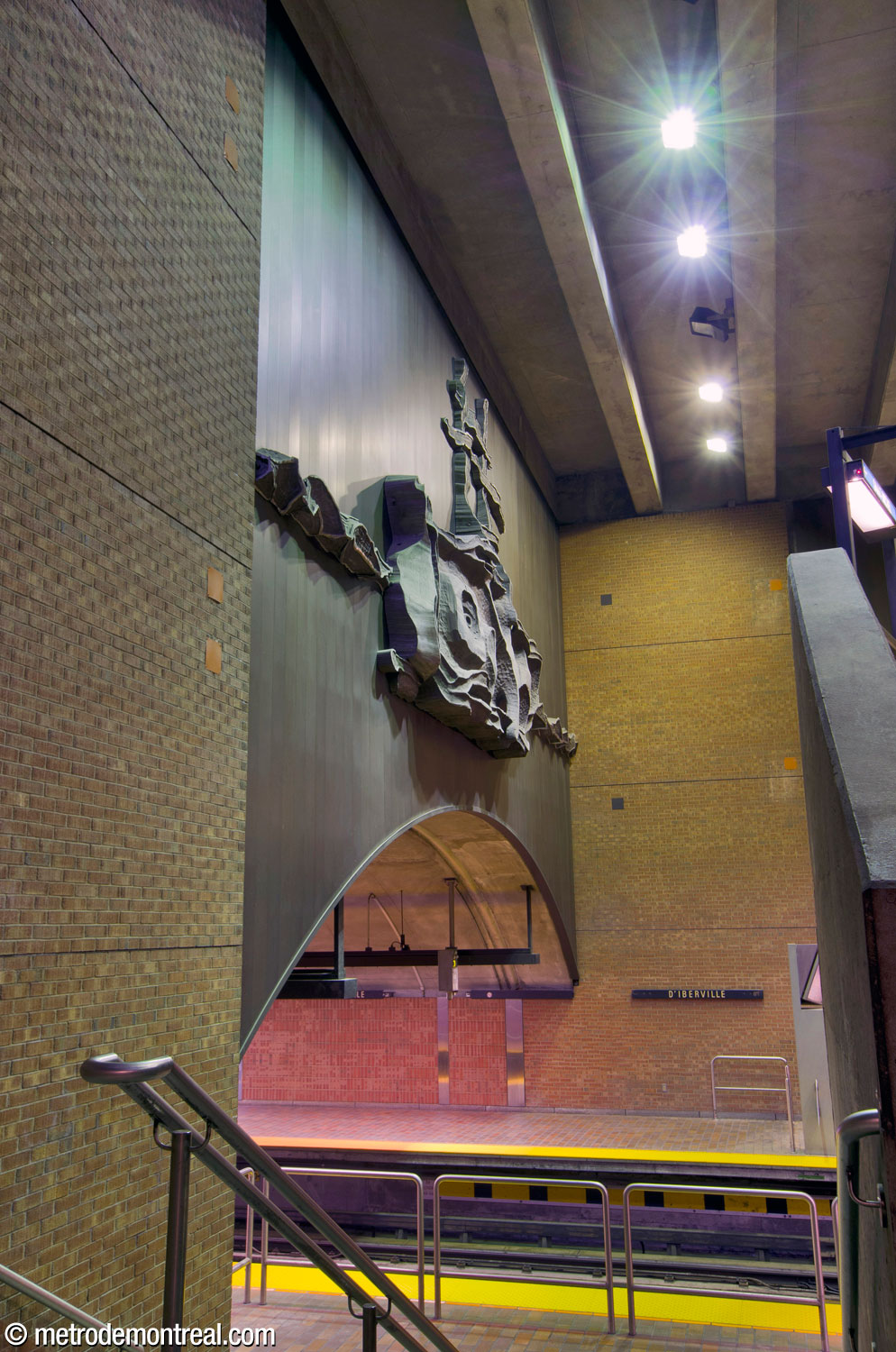 Eddy Tardif's sculpture Le Pélican occupies the spandrel wall above the trainroom vault, on the western wall of the volume of the Louis-Hébert access.