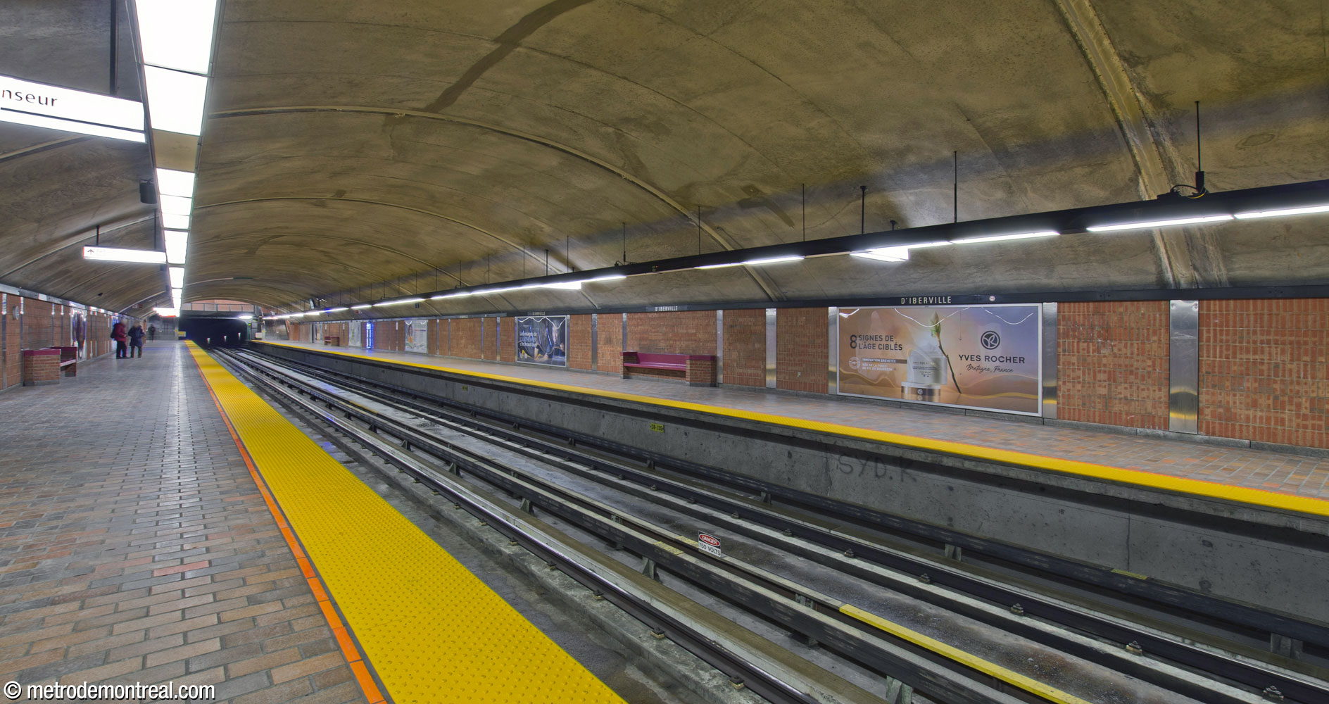 The trainroom at D'Iberville station, seen from the Snowdon platform looking east.