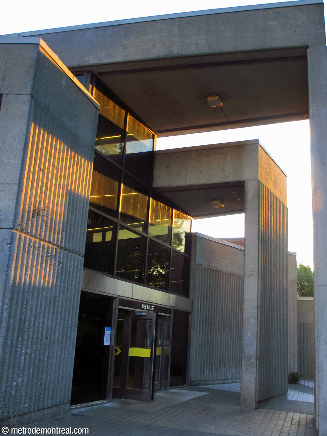 The projecting arches surrounding the main entrance of the Wellington headhouse.