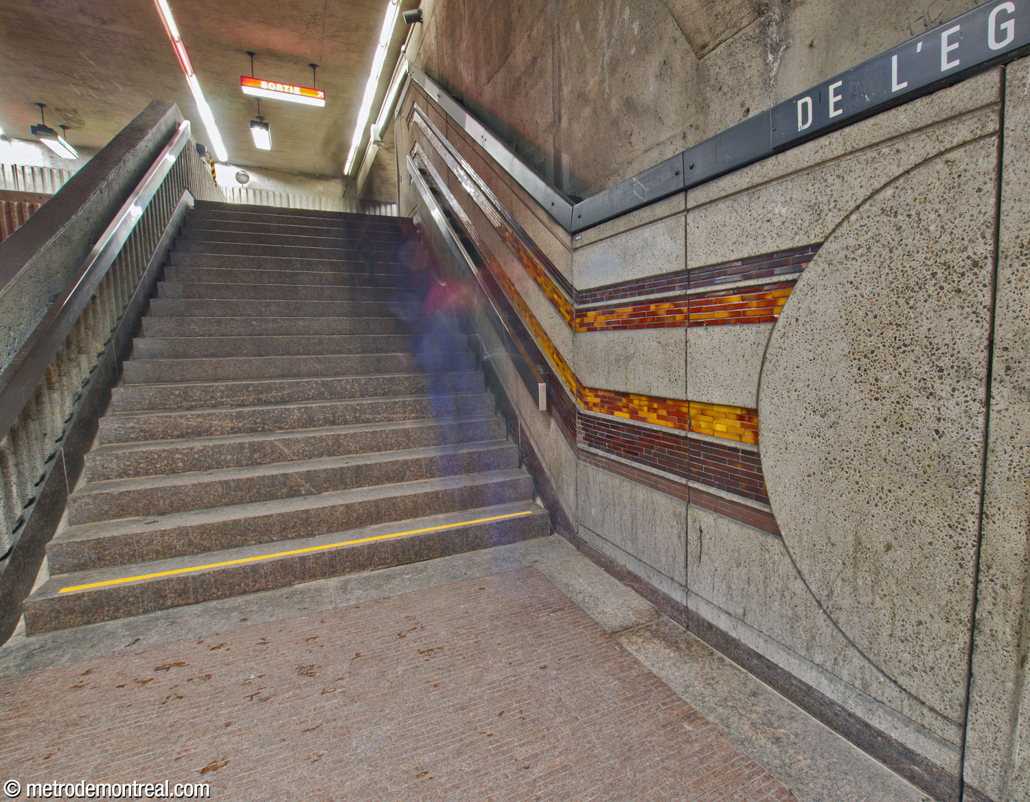 Tiled stripes alongside the staircase between the Wellington transept and the end of the Honoré-Beaugrand platform.
