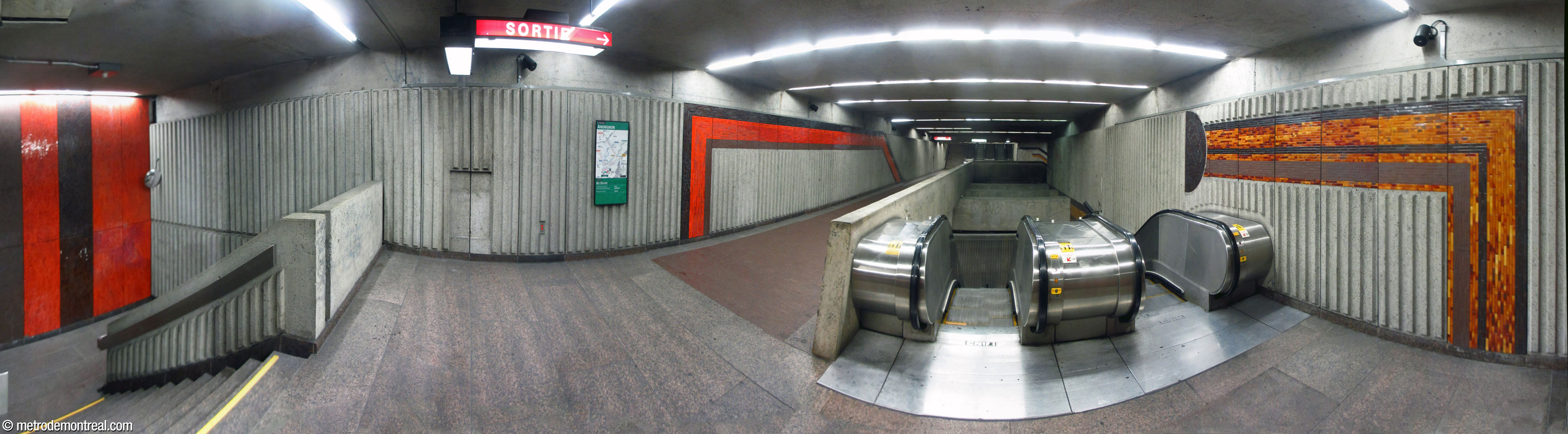 The far end of the Wellington transept at the west end of the station. At right are the escalators to the Angrignon platform, while the separate stairwell to the same platform is at left.