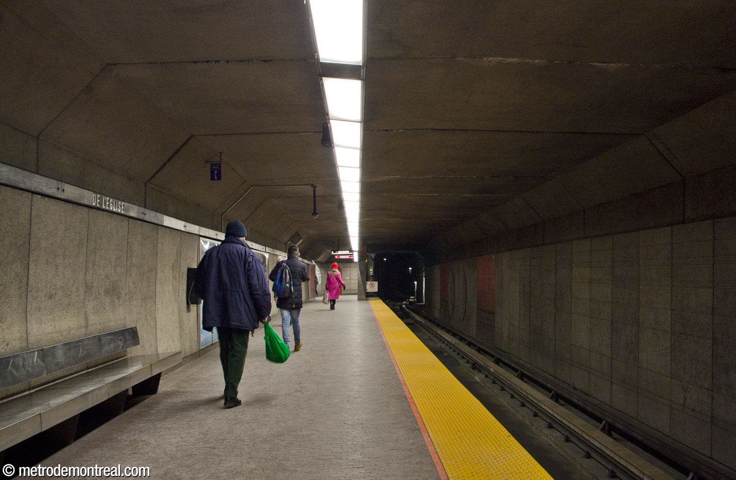 The lower (Angrignon) platform, looking toward the western end. It has a flat ceiling since it is located below the floor of the upper platform.