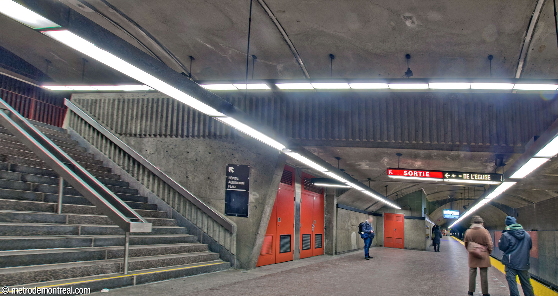 The De l'Église transept over the Honoré-Beaugrand platform. The crossover overlooks the track and platform on one side; at the end of the crossover, a staircase leads down to a widened area of the platform.