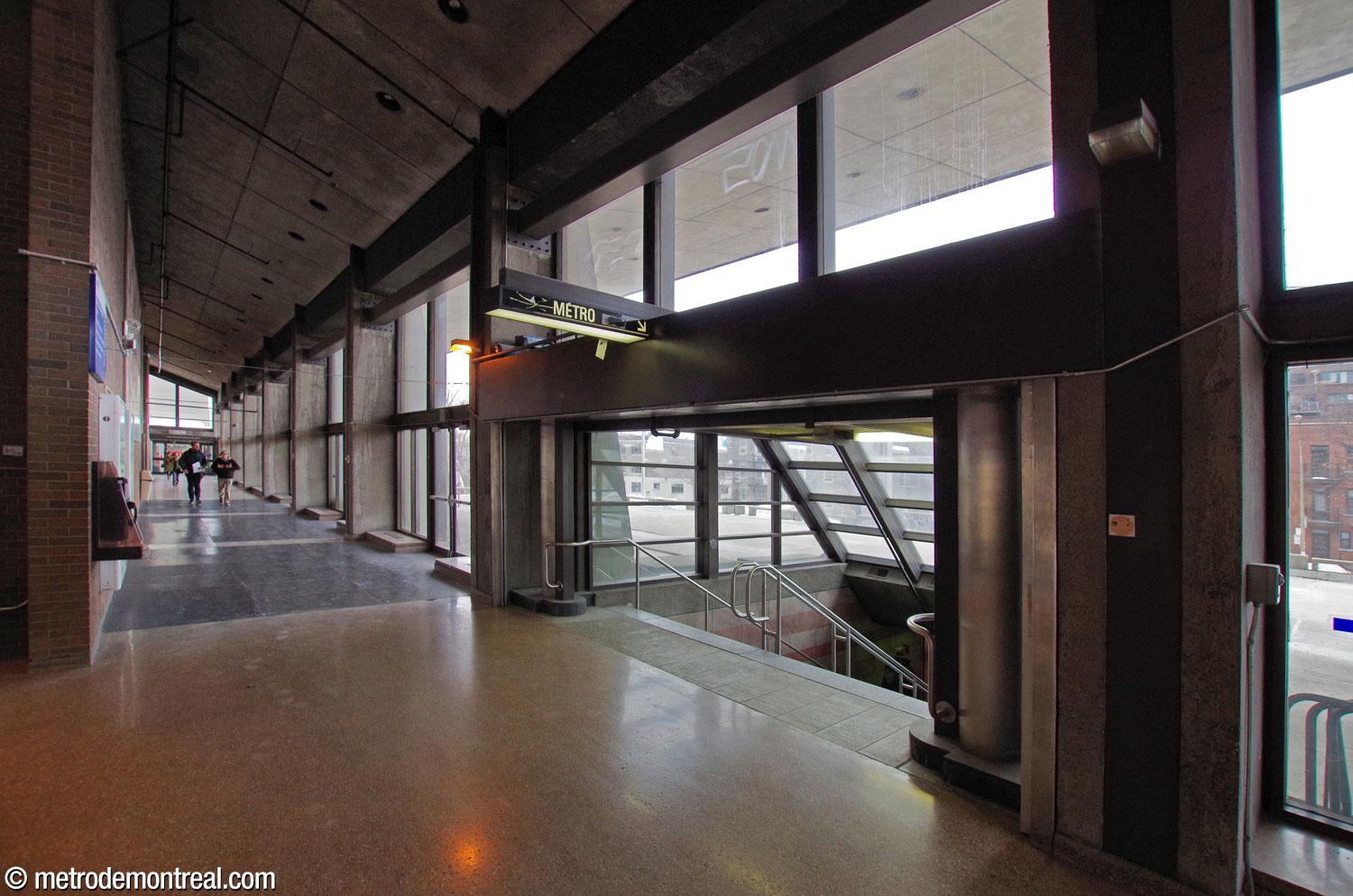 Le lien intérieur entre le hall du CEPSUM et l'accès Édouard-Montpetit.