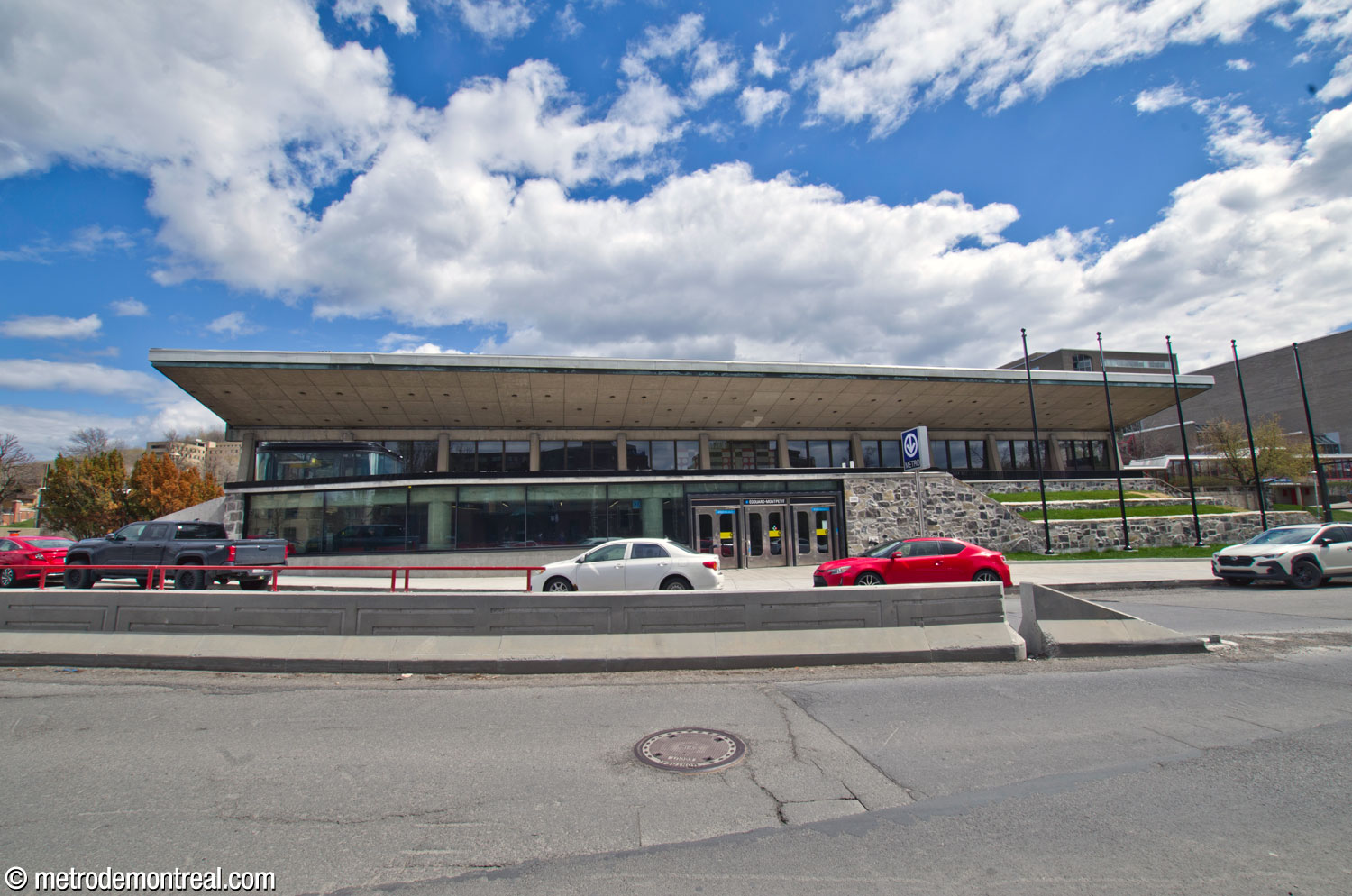 L'accès Édouard-Montpetit est niché sous le pavillon du CEPSUM.