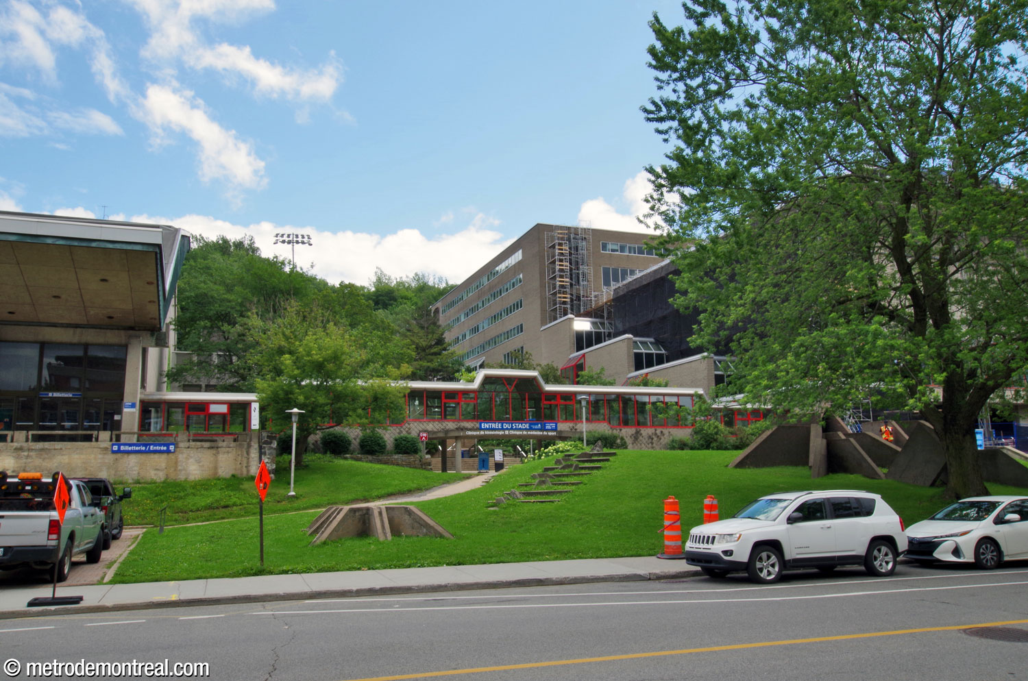 La passerelle entre les deux pavillons du CEPSUM, construite par le BTM pour compenser en nature l'Université de Montréal pour l'utilisation de ses terrains.